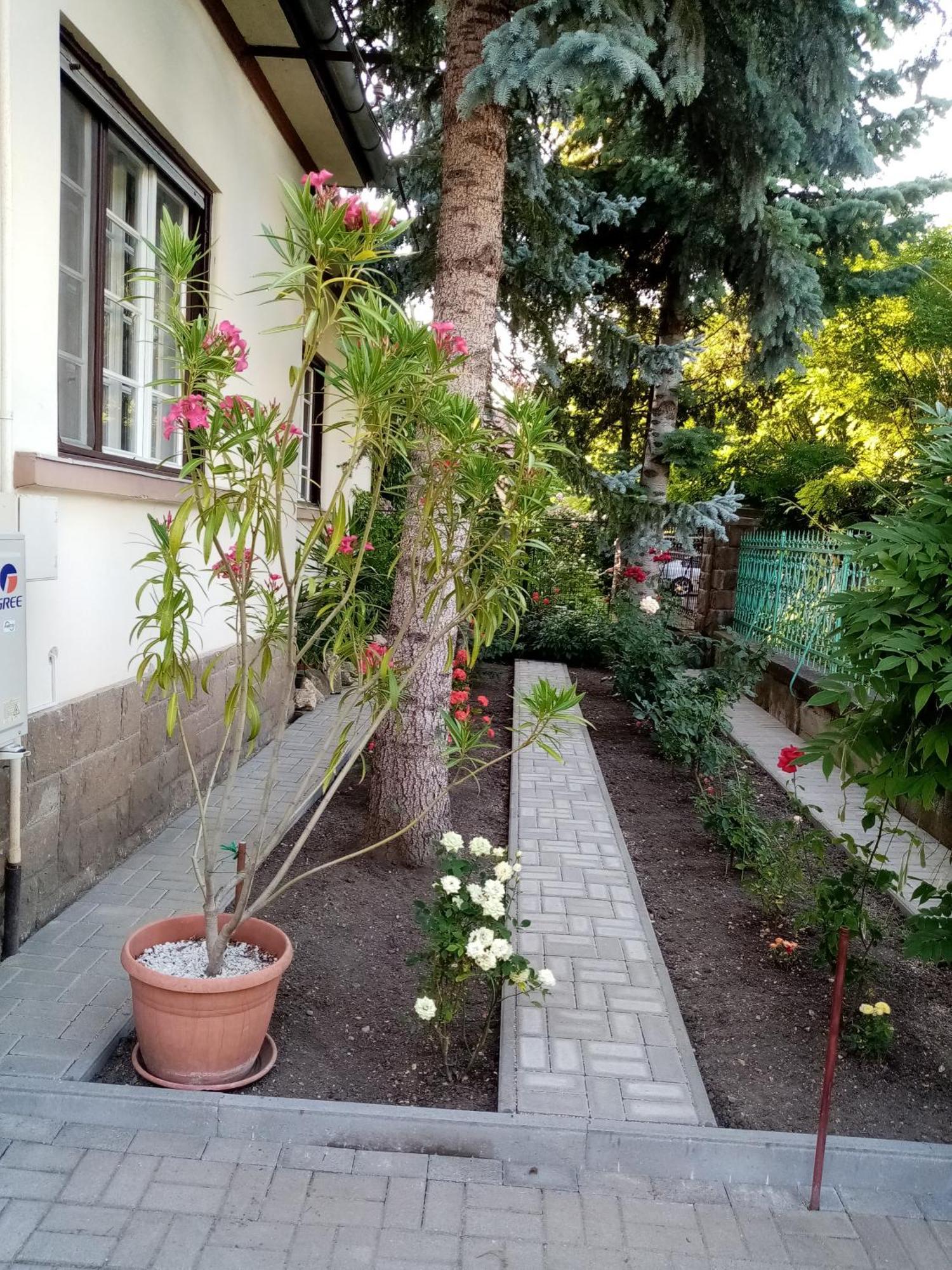 Apartament Csaladi Vendeghaz Eger Zewnętrze zdjęcie